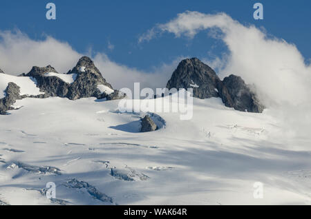 Wolken wirbelnden um Gipfelgrat des Mount Challenger (Höhe 8236 m/2510 m) North Cascades National Park Stockfoto