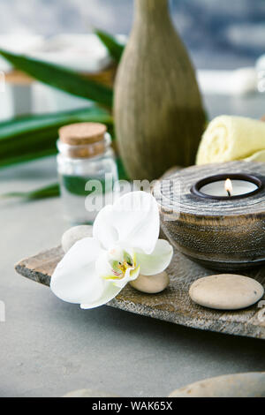 Spa und Wellness. Natürliche Einstellung mit Kerze und Orchidee. Spa Behandlung. Stockfoto