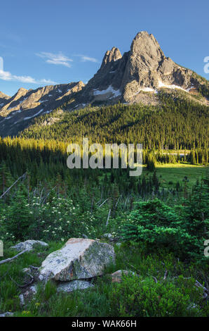 Liberty Bell Mountain und frühen Winter Turmspitzen, aus Washington Pass gesehen. North Cascades, Washington State Stockfoto