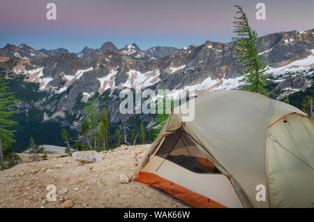 Rucksack Zelt auf Bergrücken oberhalb Cutthroat Pass, in der Nähe von Pacific Crest Trail. North Cascades, Washington State Stockfoto