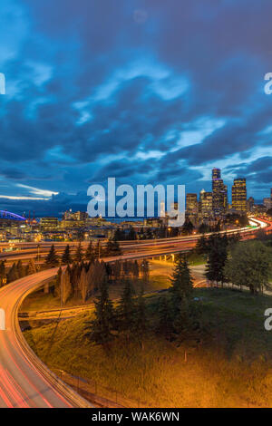 Die Skyline der Stadt und die Interstate 90 und 5 von Rizal Bridge in der Innenstadt von Seattle, Washington State, USA Stockfoto