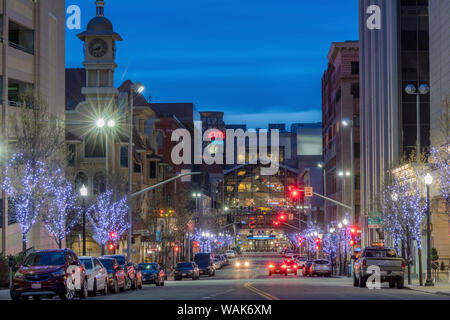 Auf der Suche nach Post und wichtigsten Straßen in der Dämmerung in der Innenstadt von Spokane, Washington State, USA Stockfoto