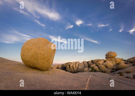 USA, Kalifornien, Joshua Tree National Park. Felsige Landschaft bei Sonnenuntergang. Kredit als: Jim Nilsen/Jaynes Galerie/DanitaDelimont.com Stockfoto