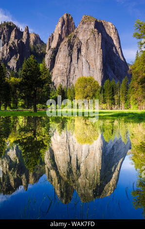 Kathedrale Felsen reflektierte im Teich, Yosemite National Park, Kalifornien, USA. Stockfoto