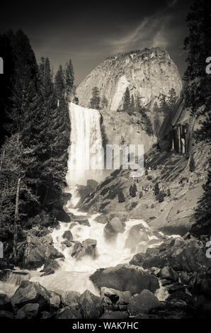 Vernal Falls und Wanderer auf dem Mist Trail, Yosemite National Park, Kalifornien, USA. Stockfoto