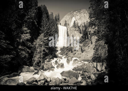 Vernal Falls und Wanderer auf dem Mist Trail, Yosemite National Park, Kalifornien, USA. Stockfoto