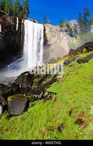 Vernal Falls und Regenbogen über den Mist Trail, Yosemite National Park, Kalifornien, USA. Stockfoto