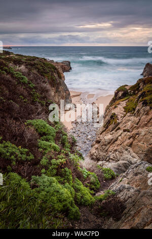 Strom fließt durch eine Schlucht in den Pazifischen Ozean, Kalifornien Stockfoto