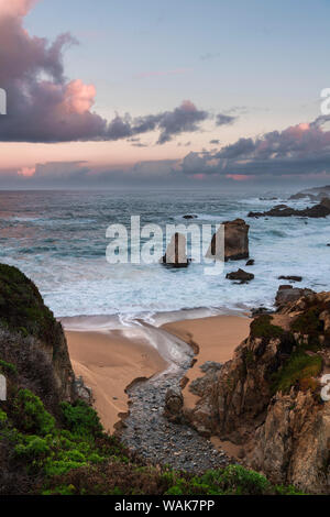 Strom fließt in den Pazifischen Ozean bei Soberanes Punkt mit der Küstenlinie in Aussicht Stockfoto