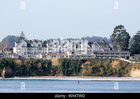 Gebäude mit Blick auf den Pazifischen Ozean, Santa Cruz, Kalifornien, USA. Stockfoto