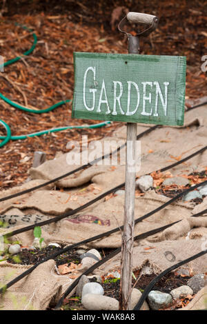 Issaquah, Washington State, USA. Garten anmelden und sackleinen Taschen für ruhende Gemüsegarten, von Unkraut und Winterfest machen schützen, mit tropfbewässerung Rohre oben, an Pea patch Garten. (PR) Stockfoto