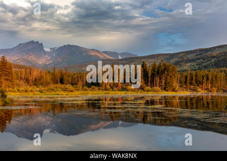 Sunrise Licht auf Hallett Peak und Flattop Mountain oben Sprague See im Rocky Mountain National Park, Colorado, USA Stockfoto