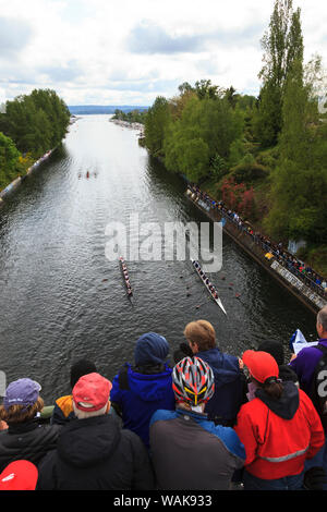 Öffnung Tag der Bootfahrt Feier, Seattle, Washington State, USA. Menge beobachten rudern Rennen durch Montlake Cut Passage zwischen Lake Washington und der Lake Union. (Redaktionelle nur verwenden) Stockfoto