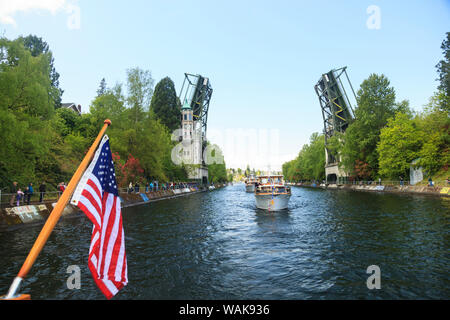 Öffnung Tag der Bootfahrt Feier, Seattle, Washington State, USA. Boote vorbei unter dem montlake Brücke. Stockfoto