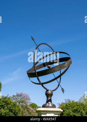 USA, Delaware. Eine große Sonnenuhr im Garten. Stockfoto