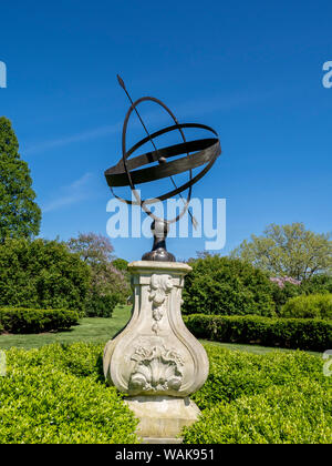 USA, Delaware. Eine große Sonnenuhr im Garten. Stockfoto