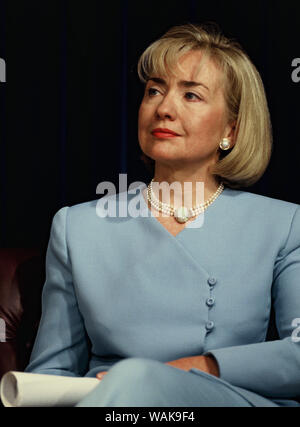 September 13, 1997. Washington, D.C. First Lady Hillary Rodham Clinton im Gesundheitswesen Veranstaltung Ankündigung Beschriftung auf Kind Verordnungen. Stockfoto