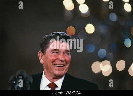 Januar 06, 1985. Washington, D.C. Präsident Ronald Reagan in einer guten Stimmung im East Room des Weißen Hauses Stockfoto