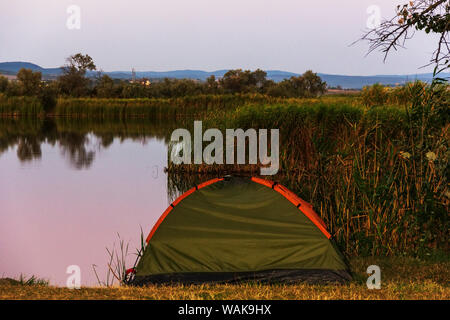 Zelt am See an einem sommerlichen Abend Stockfoto