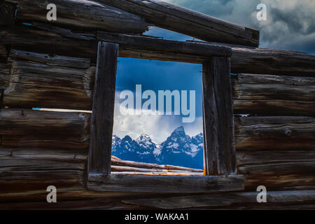 Tetons durch Fenster, Grand Teton National Park, Wyoming Stockfoto