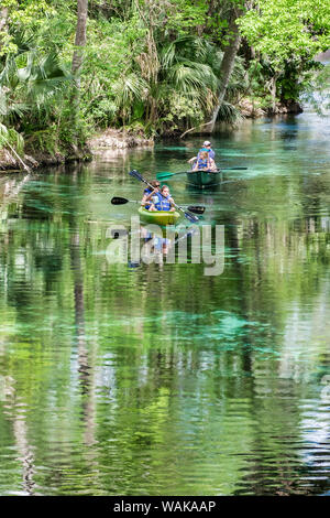 Familie Kajak fahren und Rudern auf dem silbernen Fluß, Silver Springs State Park, Silver Springs, Florida, USA Stockfoto