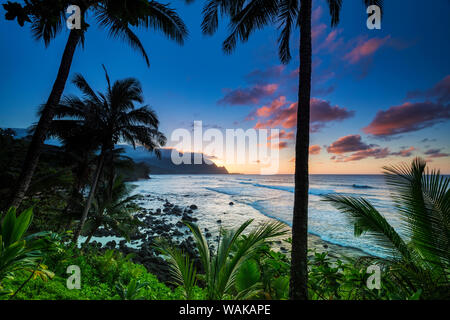 Sonnenuntergang über der Na Pali Küste von Hideaways Strand, Princeville, Kauai, Hawaii, USA. Stockfoto