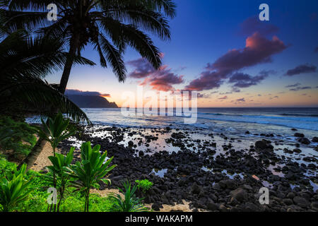 Sonnenuntergang über der Na Pali Küste von Hideaways Strand, Princeville, Kauai, Hawaii, USA. Stockfoto