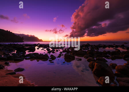 Sonnenuntergang über der Na Pali Küste von Hideaways Strand, Princeville, Kauai, Hawaii, USA. Stockfoto