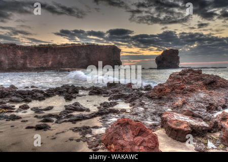 Blick vom Strand bei Manele Bay von Puu Pehe (Schatz Rock) bei Sonnenaufgang, South Shore von Lanai Insel, Hawaii, USA Stockfoto