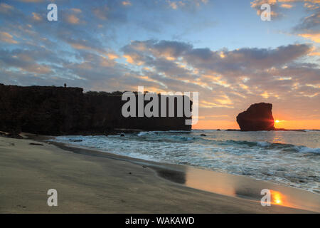 Blick vom Strand bei Manele Bay von Puu Pehe (Schatz Rock) bei Sonnenaufgang, South Shore von Lanai Insel, Hawaii, USA Stockfoto