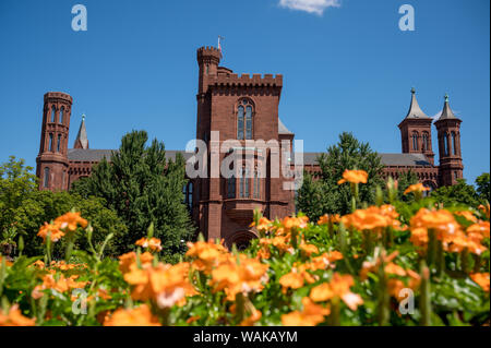 Smithsonian Castle und Gärten am Jefferson Drive SW, Washington DC, USA Stockfoto