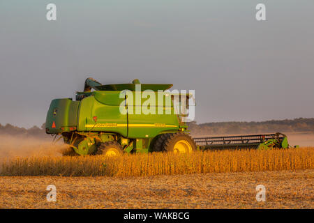 John Deere Mähdrescher für die Soja-ernte verwendet. Marion County, Illinois. Stockfoto