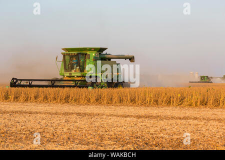 John Deere Mähdrescher für die Soja-ernte verwendet. Marion County, Illinois. Stockfoto