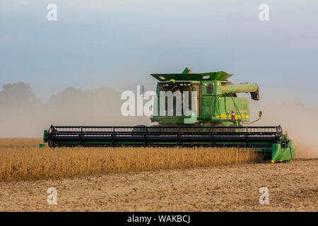 John Deere Mähdrescher für die Soja-ernte verwendet. Marion County, Illinois. Stockfoto