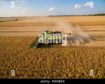 John Deere Mähdrescher für die Soja-ernte verwendet. Marion County, Illinois. Stockfoto