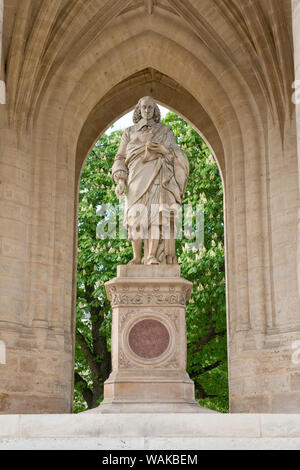 Statue von Blaise Pascal (Pionier der atmosphärischen Druck Forschung) unter dem Saint-Jacques Tower gelegen. Paris, Frankreich Stockfoto