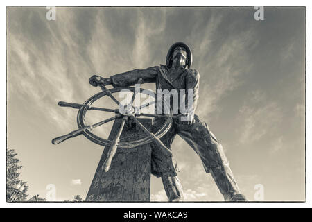 USA, Massachusetts, Cape Ann, Gloucester. Mann am Steuer Statue, Gloucester Fisherman's Memorial, Architekt Leonard F. Craske, 1925 Stockfoto