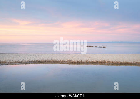 Sonnenuntergang über den Lake Superior von Strand in Whitefish Point, der Oberen Halbinsel von Michigan gesehen Stockfoto