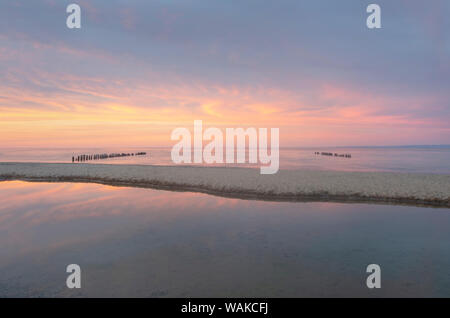 Sonnenuntergang über den Lake Superior von Strand in Whitefish Point, der Oberen Halbinsel von Michigan gesehen Stockfoto