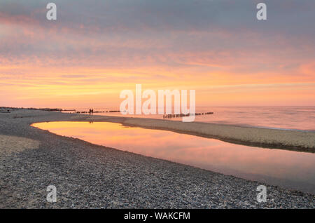 Sonnenuntergang über den Lake Superior von Strand in Whitefish Point, der Oberen Halbinsel von Michigan gesehen Stockfoto