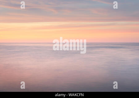 Sonnenuntergang über den Lake Superior von Strand in Whitefish Point, der Oberen Halbinsel von Michigan gesehen Stockfoto