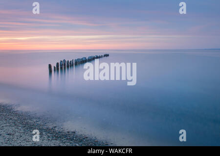 Über den Lake Superior von Strand in Whitefish Point, der Oberen Halbinsel von Michigan gesehen Twilight Stockfoto