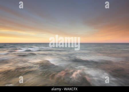 Stürmischen Abend über den Lake Superior, aus Au Sable gesehen. Die dargestellten Felsen National Lakeshore, Michigan Stockfoto