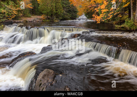 Bond Creek in der Nähe von Paulding in der Oberen Halbinsel von Michigan, USA Stockfoto