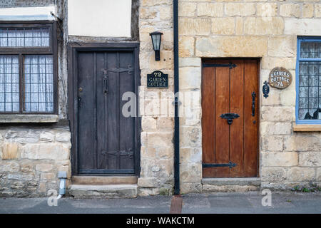 Alte Ferienhaus aus Holz Türen in der alten Anglo-sächsischen Stadt Winchcombe, Cotswolds, Gloucestershire, England Stockfoto