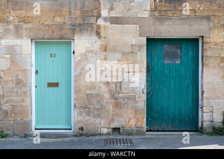 Teal farbige Ferienhaus aus Holz Türen in der alten Anglo-sächsischen Stadt Winchcombe, Cotswolds, Gloucestershire, England Stockfoto