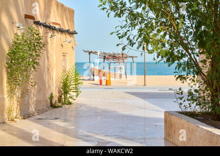 Stillgelegte traditionellen Fischerboot am Strand vor dem Meer am Nachmittag von einer Straße von Souq Wakrah, Katar, sitzen Stockfoto