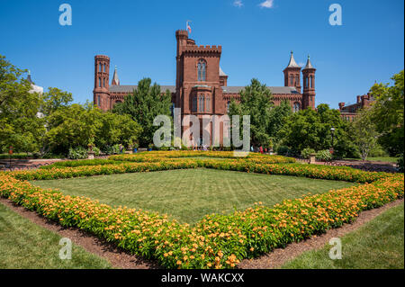 Smithsonian Castle und Gärten am Jefferson Drive SW, Washington DC, USA Stockfoto