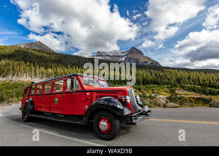 Red Jammer Bus an Siyeh Biegung an der Sonne Straße, im Glacier National Park, Montana, USA Stockfoto