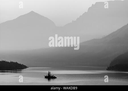 Wild Goose Island Hintergrundbeleuchtung von rauchiger Himmel im Glacier National Park, Montana, USA Stockfoto